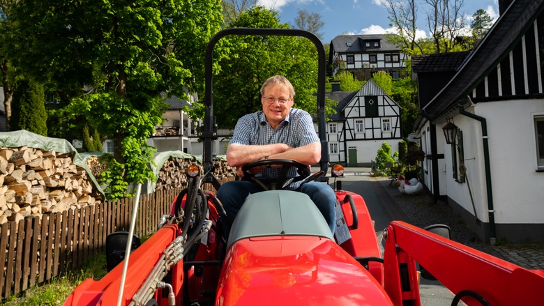 Burkhard König auf seinem Traktor in Westfeld.